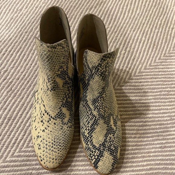 Coconuts by Matisse Snakeskin booties - Picture 2 of 3